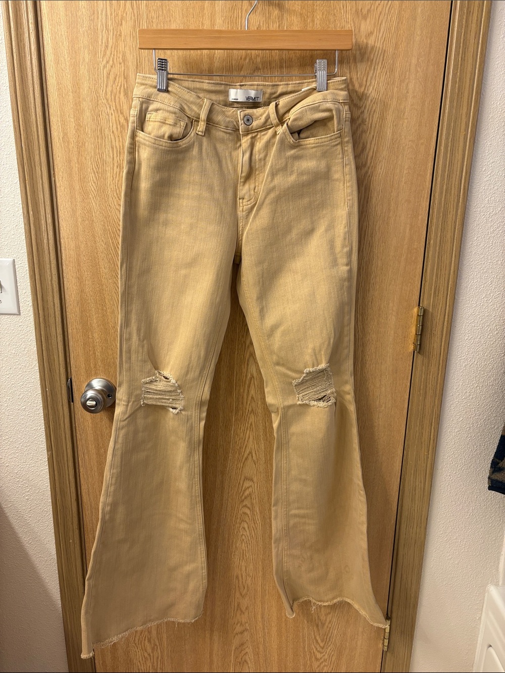 Vervet Los Angeles Khaki Flare Jeans
Inseam 32